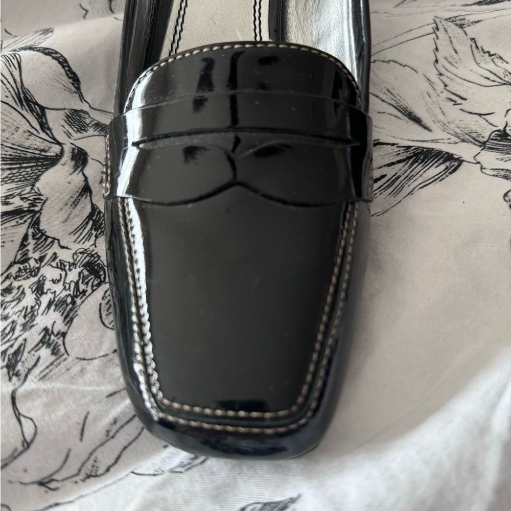 Beautiful black patent leather heels. Sharp!!!